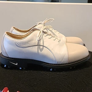 Nike Air comfort golf shoes with new spikes. Beautiful pair of shoes. (#1043)